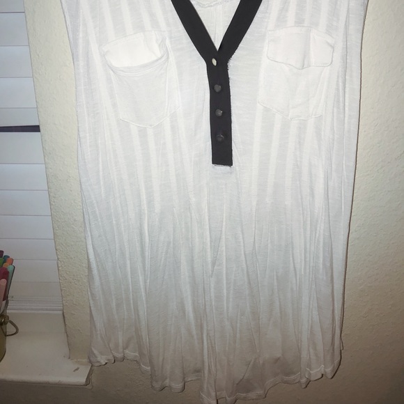 WHITE SLEEVELESS BUTTON-UP❗️ - Picture 2 of 3